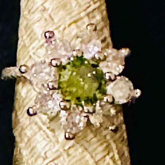 NEW GORGEOUS GREEN FLOWER BLING RING - Picture 2 of 8